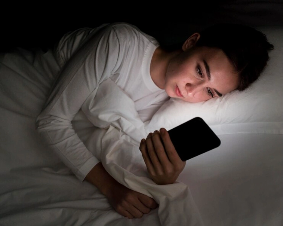 Căng thẳng mắt và hệ thần kinh khi dùng gadget trước khi ngủ